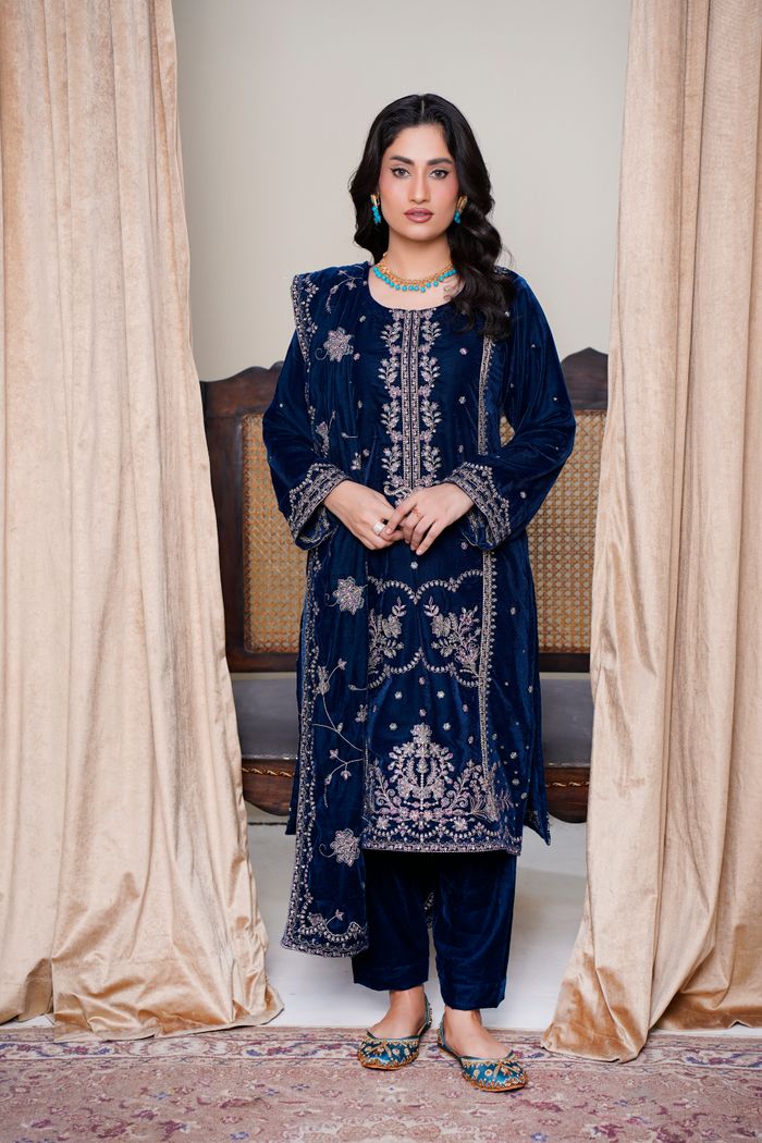 The Art of Drawing Readers In: Your attractive post title goes here Model wearing traditional embroidered dress in Lahore, Pakistan.